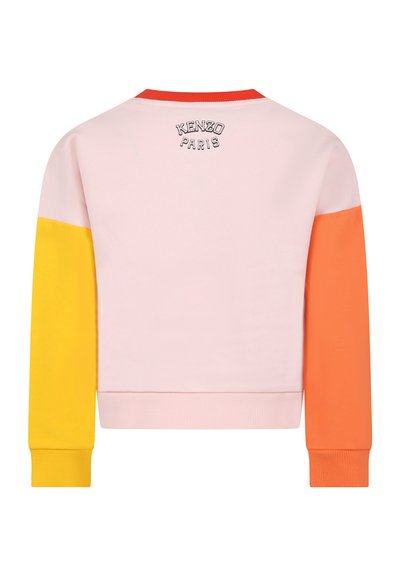 Felpa colorata con il corpo rosa, maniche arancioni e gialle, e un colletto bordato di rosso, con "KENZO PARIS" ricamato sul retro.