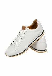Paire de baskets en cuir blanc avec lacets blancs, doublure intérieure beige, bordure noire sur les semelles et semelles extérieures en caoutchouc marron clair.