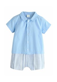 Hellblaues Kurzarmhemd mit Knopfverschluss, kombiniert mit weiß-blauen gestreiften Shorts aus weichem Stoff, die ein lässiges Design aufweisen.