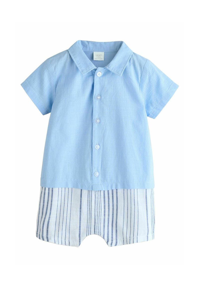Hellblaues Kurzarmhemd mit Knopfverschluss, kombiniert mit weiß-blauen gestreiften Shorts aus weichem Stoff, die ein lässiges Design aufweisen.