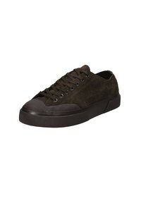 Sneaker bassa in suede marrone scuro con suola in gomma, punta rotonda in gomma e lacci marroni abbinati su sfondo bianco.