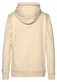 Sudadera beige con capucha, hecha de tela suave, con un dobladillo y puños acanalados. El interior de la capucha tiene un detalle impreso.