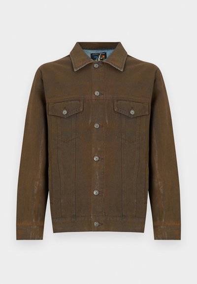 Καφέ, υφασμάτινο σακάκι με γιακά, δύο τσέπες στο στήθος και κλείσιμο με κουμπιά στο μπροστινό μέρος. Κατασκευασμένο από ανθεκτικό υλικό με εμφανείς ραφές.