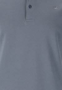 Grå pikétröja i strukturerad bomullsblandning. Har en tvåknapps placket och en liten logga på bröstet. Slät tyg med en avslappnad design.