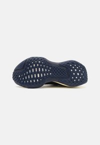 Nike Performance INVINCIBLE 3 - Utcai futócipők - college navy/metallic silver/midnight navy/black/platinum tint