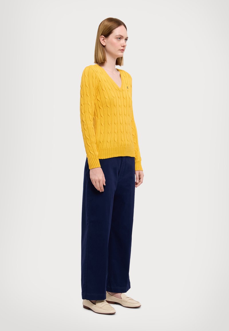 Polo Ralph Lauren CABLE KNIT COTTON V NECK SWEATER - Džemperis - gold bugle