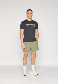 New Balance SPORT ESSENTIALS 5" - Calções desportivos - dark olivine
