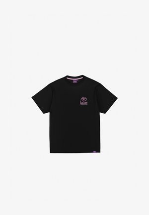 Sort kortærmet bomulds t-shirt med et rosa grafisk logo på venstre bryst og en kontrastfyldt rosa indvendig nakke-etikette.