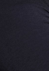 Dunkelmarineblauem Stoff, weiche Textur, leicht dehnbar, mit einer glatten, gleichmäßigen Oberfläche und ohne sichtbare Muster oder Hardwaredetails.