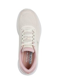 Scarpa con tomaia in rete rosa chiaro, punta rotonda e dettagli beige. Design con lacci e logo "Skechers" con etichetta "Memory Foam" all'interno.