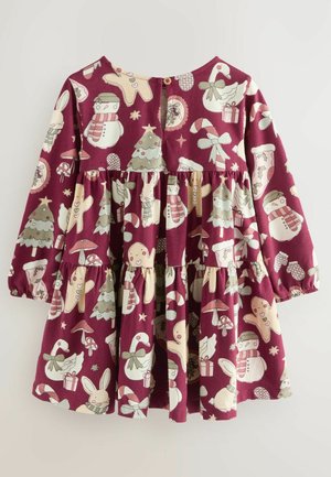 Robe bordeaux à manches longues et volants superposés. Ornée de motifs festifs crème de bonhommes de neige, d'arbres et d'animaux. Fermeture au dos par bouton.
