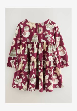 Robe bordeaux à manches longues et volants superposés. Ornée de motifs festifs crème de bonhommes de neige, d'arbres et d'animaux. Fermeture au dos par bouton.