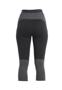 Mustat ja harmaat capri-legginssit, joissa on korkea vyötärö, erottuvat paneelit ja pehmeä kangastuntuma. Suunnittelussa on saumatonta tikkausta.