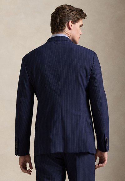 Σακάκι σετ με λωρίδες ναυτικού μπλε από ομαλή ύφανση, με μονό άνοιγμα, δύο πίσω τσέπες και μανσέτες με τρία κουμπιά.
