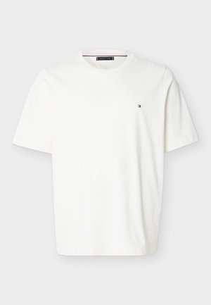 Λευκό T-shirt με κοντά μανίκια, στρογγυλή λαιμόκοψη και μικρό λογότυπο Tommy Hilfiger στο αριστερό στήθος.