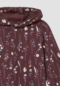 Bordeauxkleurige hoodie met een bloemenpatroon van witte, blauwe en oranje bloemen. Zacht materiaal, verstelbare capuchon, ontspannen pasvorm.