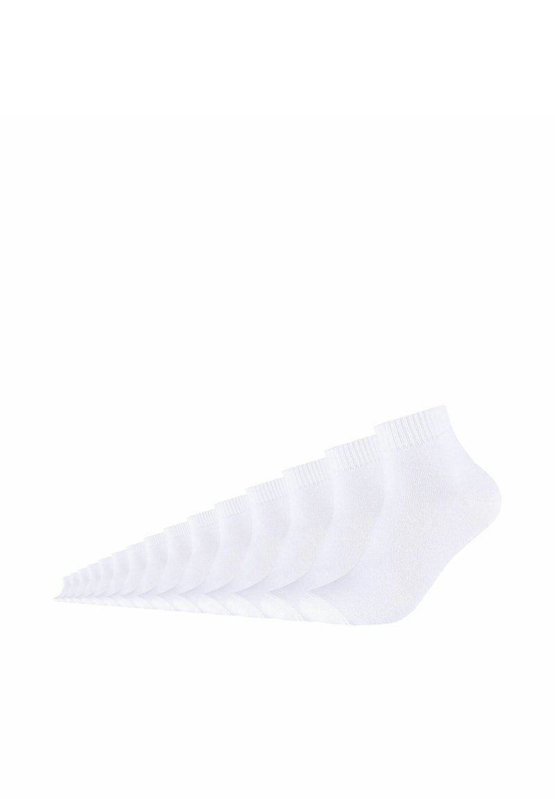Hvide ankelsokker arrangeret i et gentaget mønster, med en struktureret ribbede manchet og en glat strikket krop.