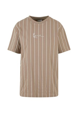 Brunstribet t-shirt med hvide lodrette linjer, korte ærmer, rund halsudskæring og et signaturgrafik på brystet. Materialet er bomuld.