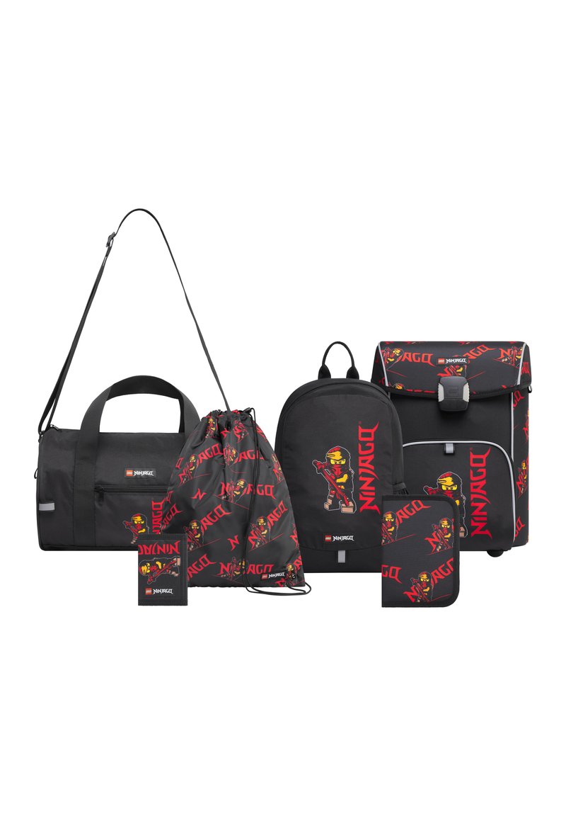 Set di borse nere a cinque pezzi con logo e grafica rossa "Ninjago". Include una borsa da viaggio, una borsa a sacchetto, uno zaino, una borsa a tracolla e un portafoglio.