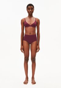 Bordeaux bh en hooggeplooide onderbroek set in een gladde stof. De bralette heeft dunne bandjes en een V-hals; de onderkleding biedt volledige dekking.
