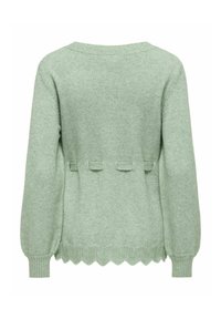 Svetlozeleni pleteni pulover z nabranimi rokavi, valovitim robom in tremi mašnicami na hrbtni strani, izdelan iz mehkega materiala.
