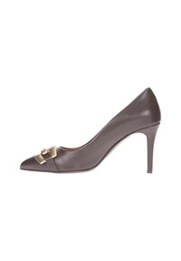 Decolletè marrone in pelle con tacco alto e punta affusolata, caratterizzata da un accento a forma di fiocco in tonalità oro e una texture liscia e elegante.