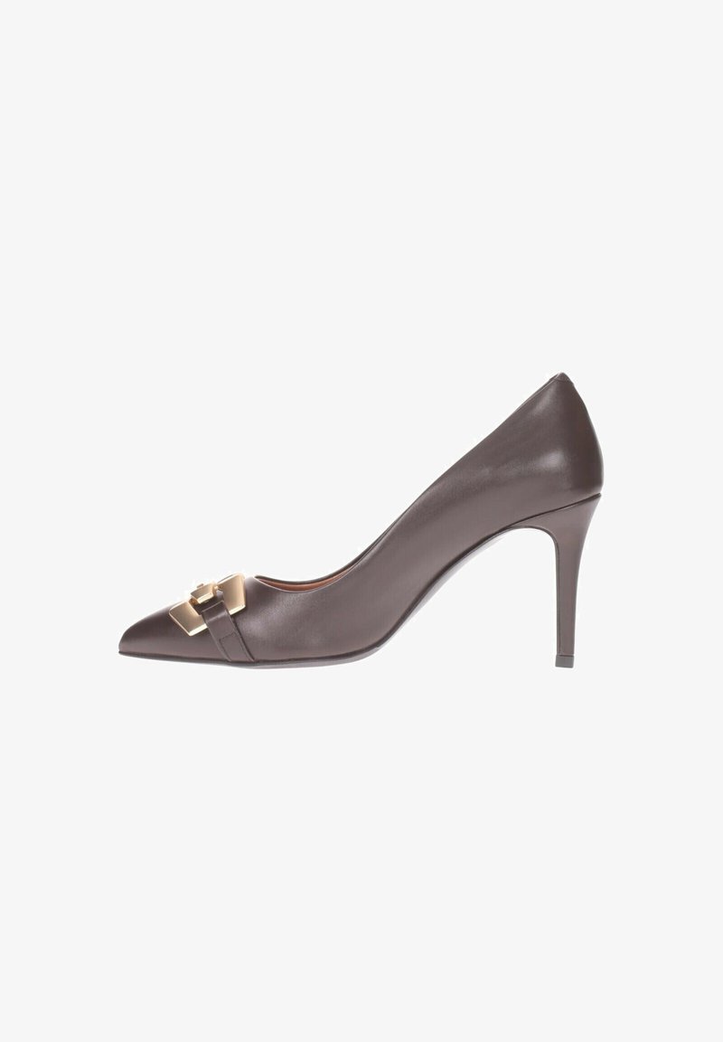 Decolletè marrone in pelle con tacco alto e punta affusolata, caratterizzata da un accento a forma di fiocco in tonalità oro e una texture liscia e elegante.
