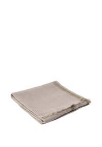 Tovagliolo in cotone beige con finitura testurizzata, caratterizzato da una striscia verde lungo il bordo e orli sfrangiati. Piegato ordinatamente.