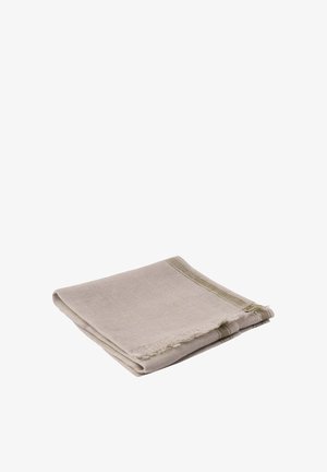 Nappe en coton beige avec une finition texturée, comportant une bande d'accent vert le long du bord et des ourlets effilochés. Pliée soigneusement.