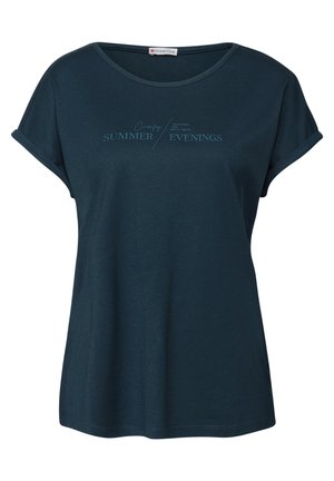 Camiseta de algodón en verde oscuro con mangas cortas enrolladas y un cuello redondo. Presenta un diseño gráfico de texto en azul claro que dice "Noches de verano cómodas".