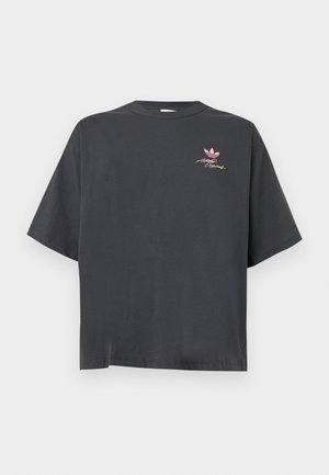 Mørkegrå t-shirt med korte ærmer med lille lyserødt Adidas-logo og signaturtekst på øverste venstre bryst.