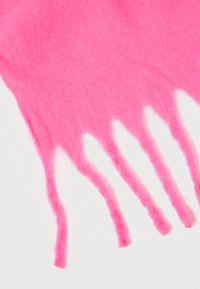 Unselected, rose fluo