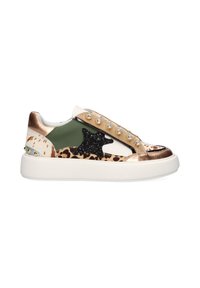 Zapatilla de caña baja con suela blanca, detalles metálicos en bronce, panel verde, estampado de leopardo y de vaca, estrella negra con purpurina y tira con pedrería.