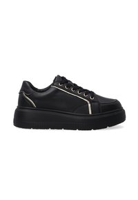 Schwarze Leder-Sneaker mit einer dicken, schwarzen Gummisohle. Mit goldenen Akzenten an den Seiten und metallischen Ösen für die Schnürsenkel.