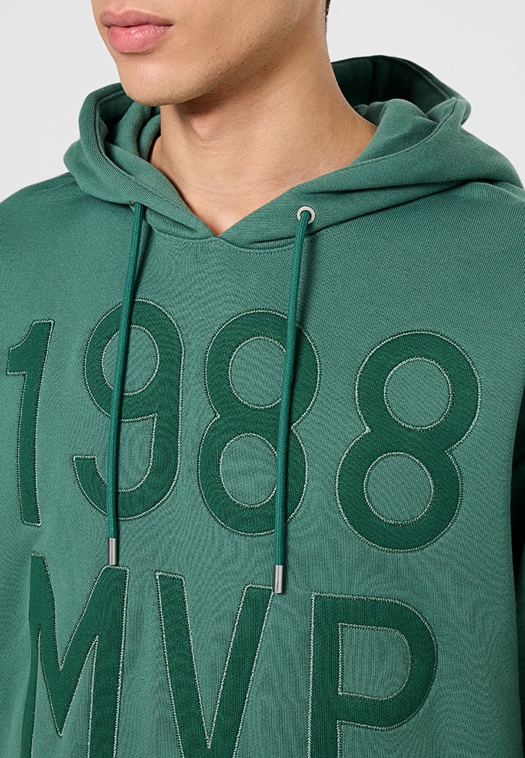 Sweatshirt à capuche verte avec de grands numéros brodés '1988' et 'MVP' sur le devant, avec des cordons assortis et une texture douce.
