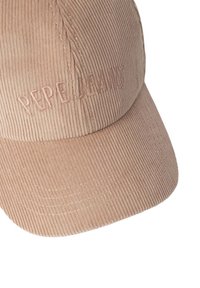 Bež čCordur slo ž baseball kapica s zakrivljenim obodom in vtisnjenim logotipom "PEPE JEANS" na sprednjem delu.