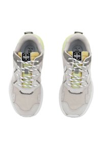Sneaker in rete grigio chiaro con accenti gialli e grigi. Lacci bianchi e linguetta imbottita, con una patch nera del logo sulla linguetta.