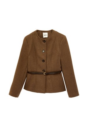 Giacca marrone in lana a maniche lunghe con scollo rotondo, quattro bottoni sul davanti e una cintura sottile marrone in vita.