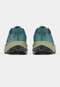 Αθλητικά παπούτσια σε μπλε-πράσινο χρώμα με υφασμένο επάνω μέρος, ενισχυμένη φτέρνα και λαστιχένια σόλα με βαθιά ανάγλυφα για καλύτερη πρόσφυση.