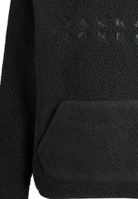 Czarny polar z teksturowanej, puszystej powierzchni, z przednią kieszenią i subtelnym logo w dopasowanym kolorze.