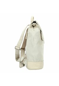 Beige rugzak gemaakt van gestructureerde stof met een roll-top ontwerp. Voorzien van verstelbare banden en een contrasterende gladde basis.