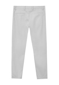 Pantaloni grigi chiari con una vestibilità slim, caratterizzati da una texture liscia, due tasche posteriori e una vita standard con passanti per cintura.