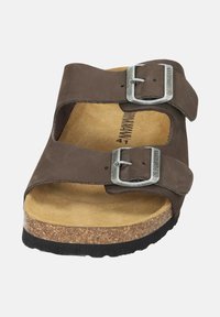 Sandale en cuir marron avec deux boucles argentées ajustables, semelle en liège et semelle en caoutchouc noir texturée. Comprend un design ouvert à l'avant et à l'arrière.