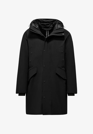 Cappotto nero con cappuccio imbottito, bottoni a pressione, due grandi tasche frontali e una superficie esterna liscia. Design semplice con minimi dettagli.