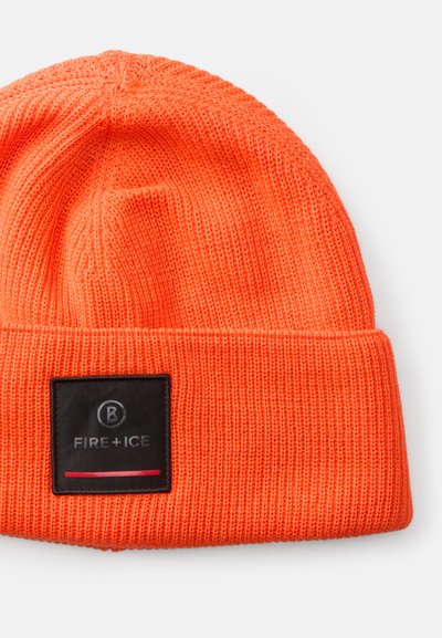 Pomarańczowa dziana czapka z przeterminalnym rantem, z czarną prostokątną naszywką z logo "FIRE + ICE" oraz czerwoną linią akcentującą.