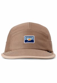 Gorra de malla marrón con visera plana, que presenta un parche rectangular con un logo de montañas y sol. Tejido transpirable y parte inferior en color beige.