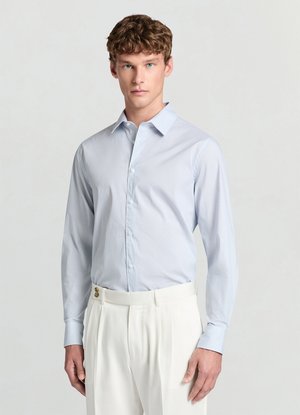 Chemise bleu clair à boutons avec un motif fin, manches longues et col pointu, associée à un pantalon blanc avec une taille boutonnée en or.