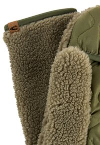 Fleecegefütterte Handschuhe in olivgrün, mit einer weichen, strukturierten Innenseite und einer glatten Außenschicht, die mit einem Leder-Logo- Akzent verziert ist.
