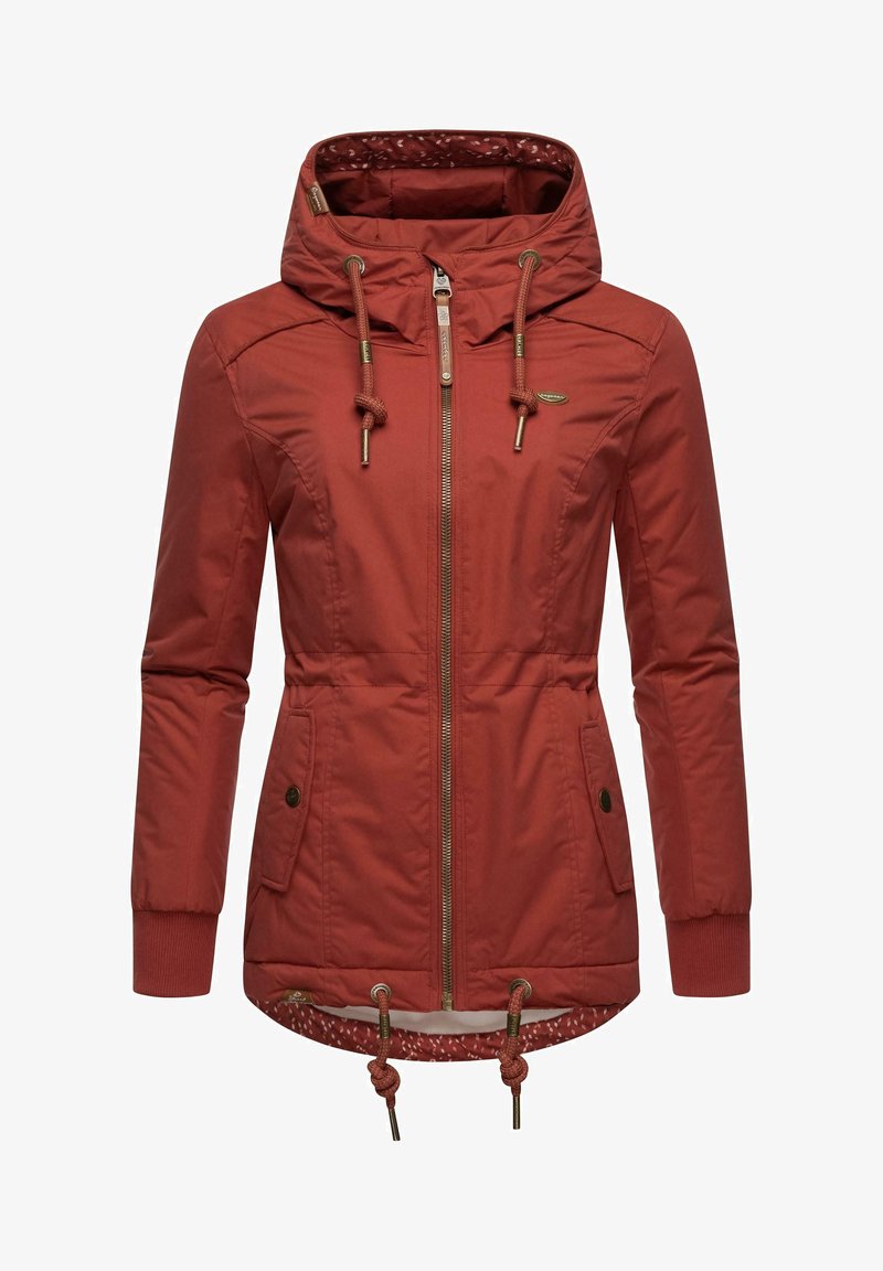 Raudona izoluota striukė su kapišonu, užtrauktuku, reguliuojamomis raištelėmis ir šoninėmis kišenėmis. Pristatoma su raštuotu pamušalu ir elastingomis rankogalių dalimis.