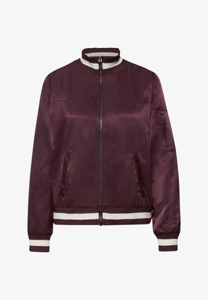 Veste bomber bordeaux en satin lisse, avec un col montant, des poignets côtelés, deux poches avant et une poche zippée sur le bras.
